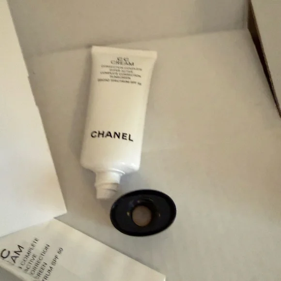 CHANEL AUTHENTIC CC CREAM #10 BEIGE - Picture 4 of 10